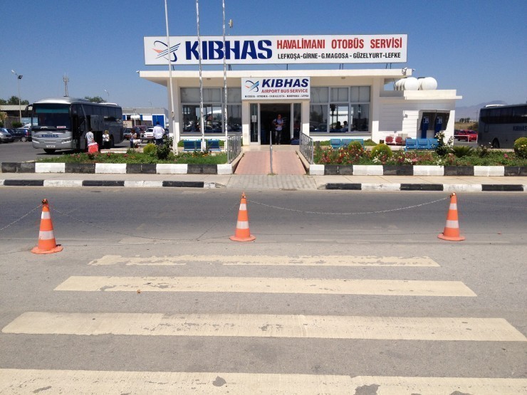 Eğer uzunca bir süre beklemek istemiyorsanız KIBHAS yani Türkiye'deki HAVAŞ olan havaalanı otobüsleri vardır.